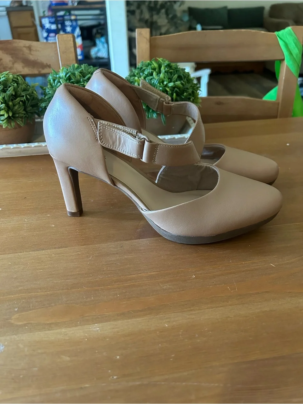 NEW Clarks Collection Women's Tan Cross-Strap Heels Size 8 1/2